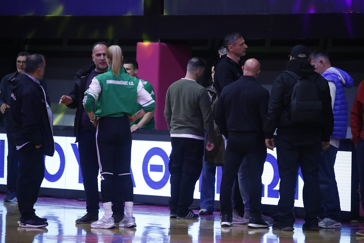 Ο Παναθηναϊκός αρνείται να συνεχίσει το δεύτερο ημίχρονο με τον Αθηναϊκό, απαιτώντας την είσοδο των οπαδών του στο γήπεδο!