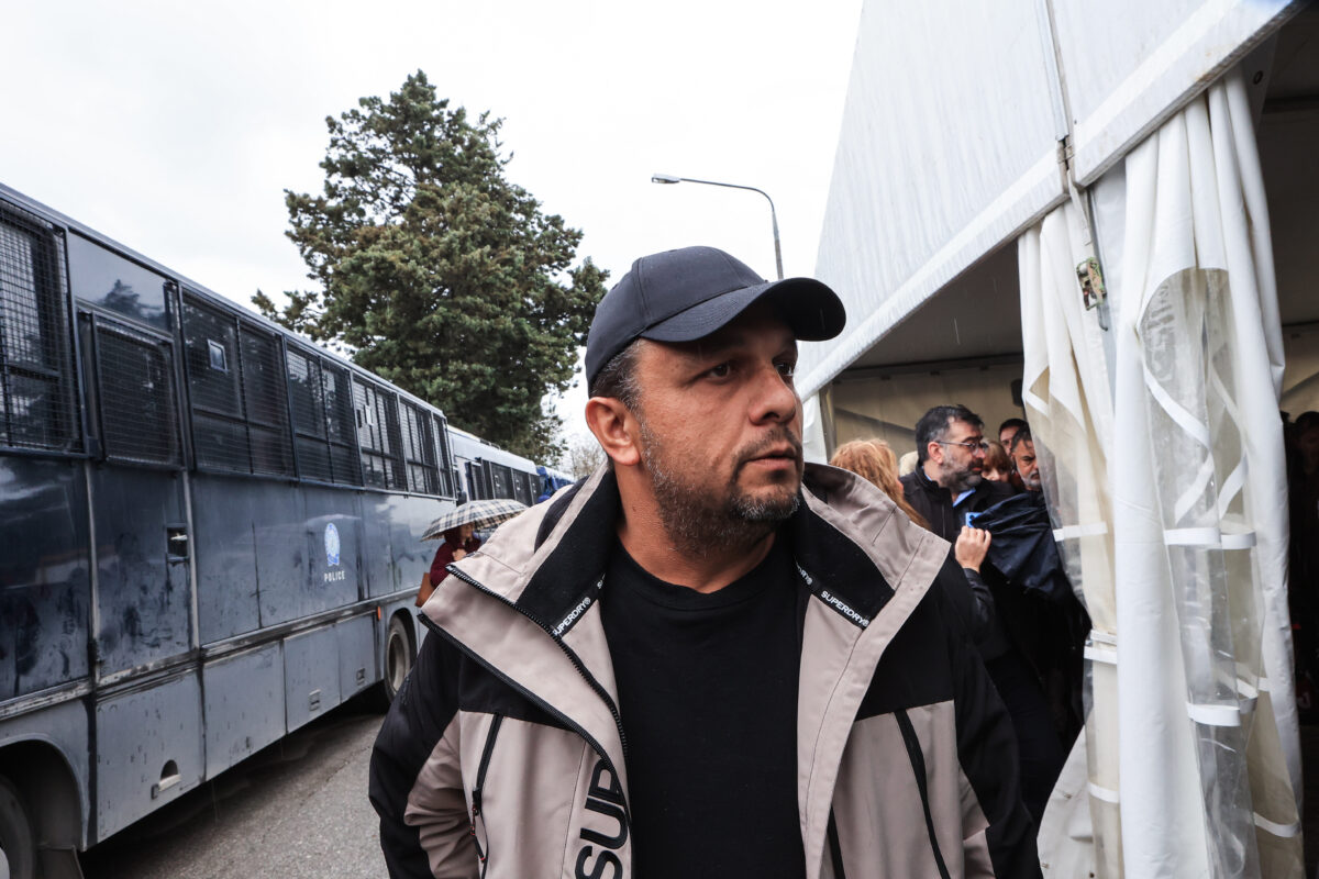 Δίκη για τα Τέμπη: Ο Πάνος Ρούτσι μεταφέρθηκε στο νοσοκομείο μετά από αδιαθεσία – «Αστυνομικοί με έσπρωξαν βίαια»