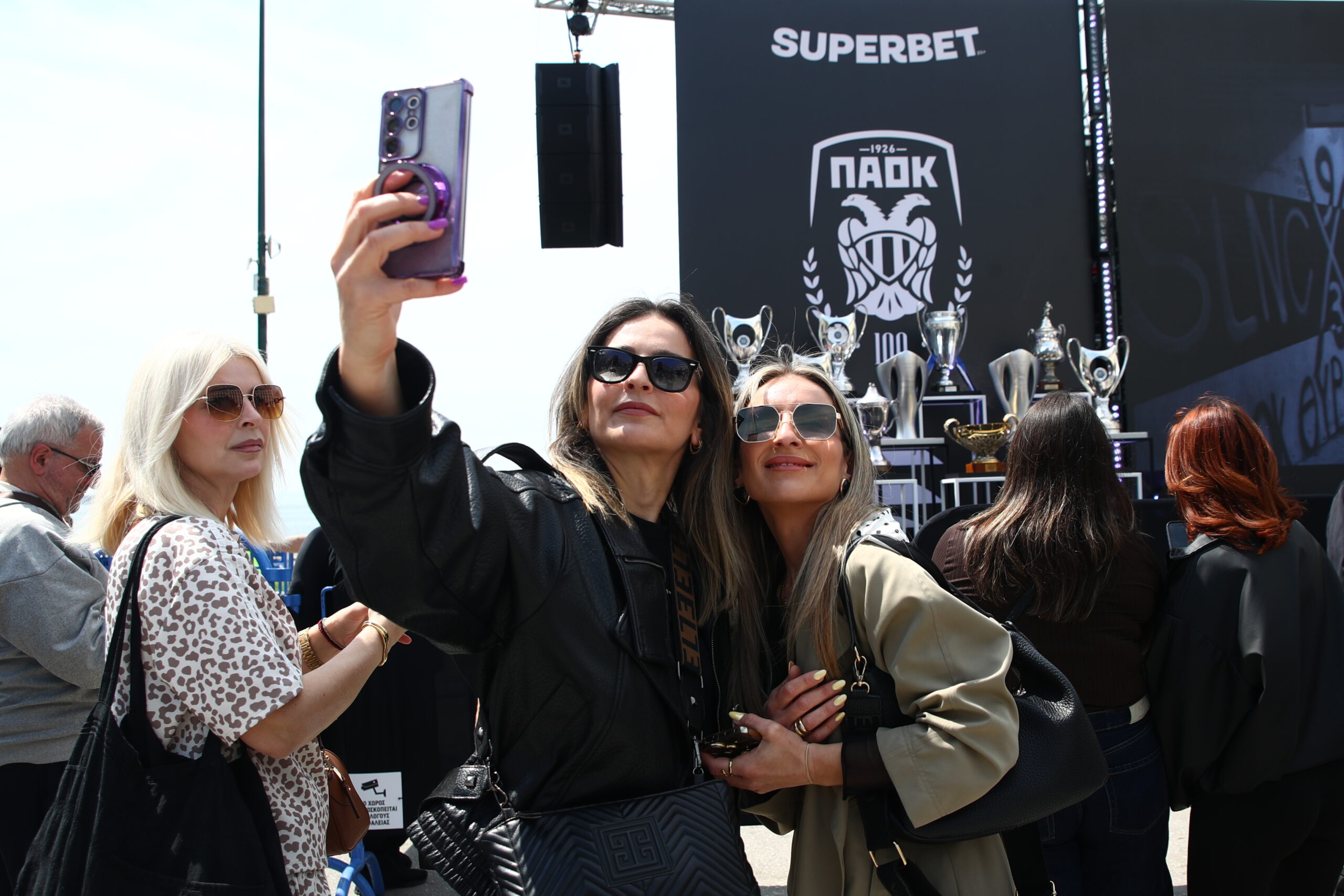 Η πλατεία Αριστοτέλους ντύνεται ασπρόμαυρη για τα γενέθλια του ΠΑΟΚ: Ο κόσμος ποζάρει με τα τρόπαια του «δικεφάλου»