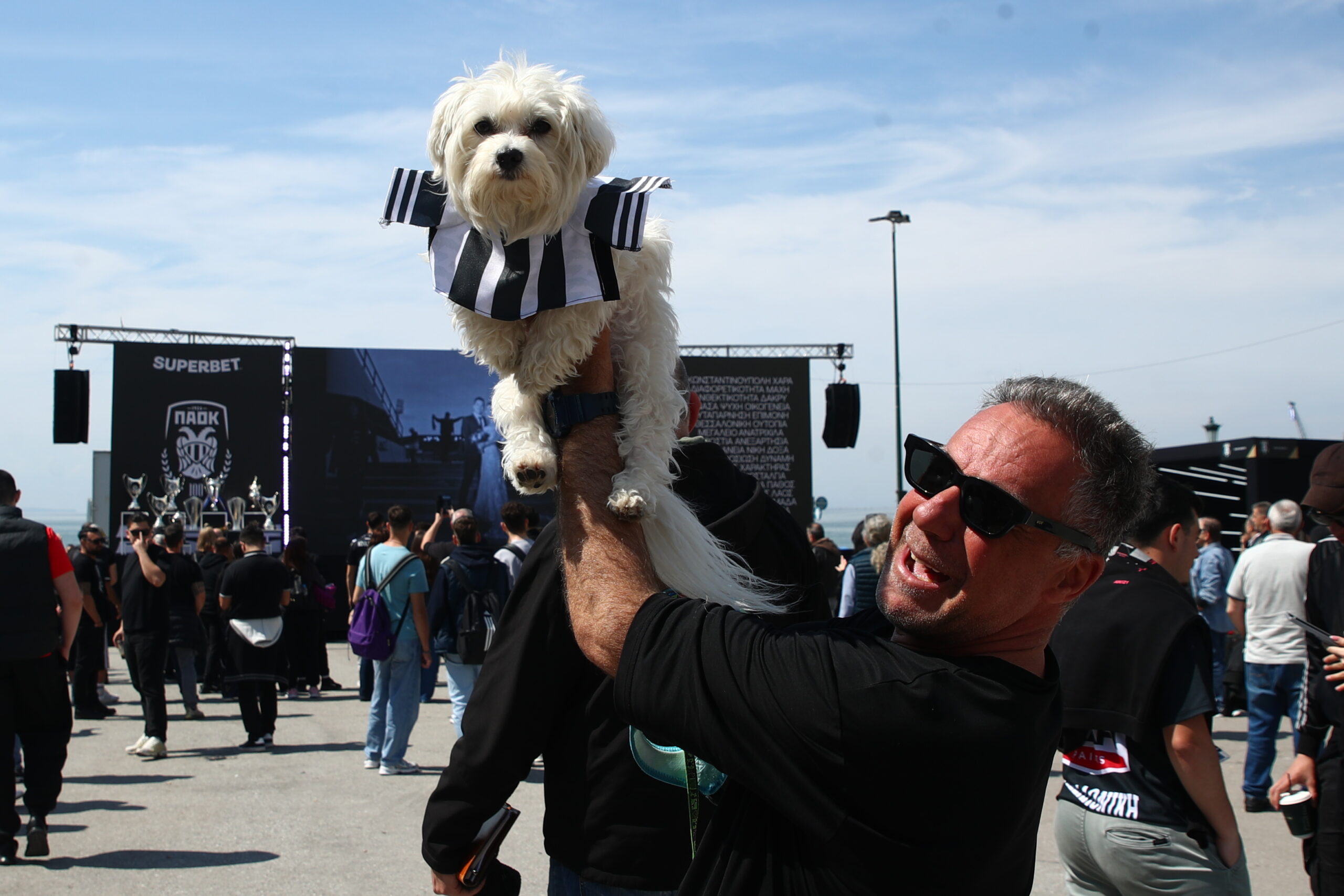Η πλατεία Αριστοτέλους ντύνεται ασπρόμαυρη για τα γενέθλια του ΠΑΟΚ: Ο κόσμος ποζάρει με τα τρόπαια του «δικεφάλου»