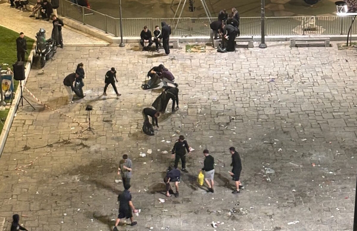 ΠΑΟΚ: Οι φίλαθλοι του «δικεφάλου» καθάρισαν την πλατεία Ναυαρίνου μετά την ήττα στον τελικό με την Μπιλμπάο