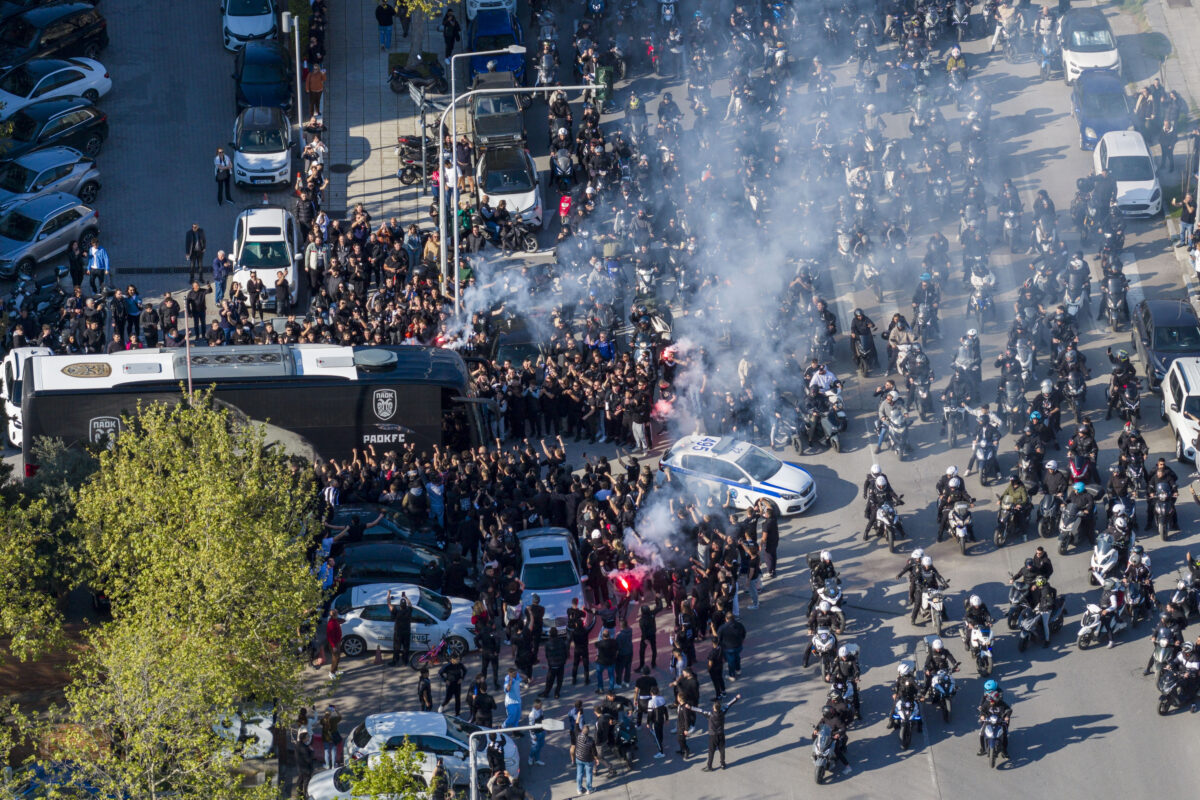 ΠΑΟΚ – Παναθηναϊκός: Χαμός στην αναχώρηση της ομάδας του «δικεφάλου» για την Τούμπα
