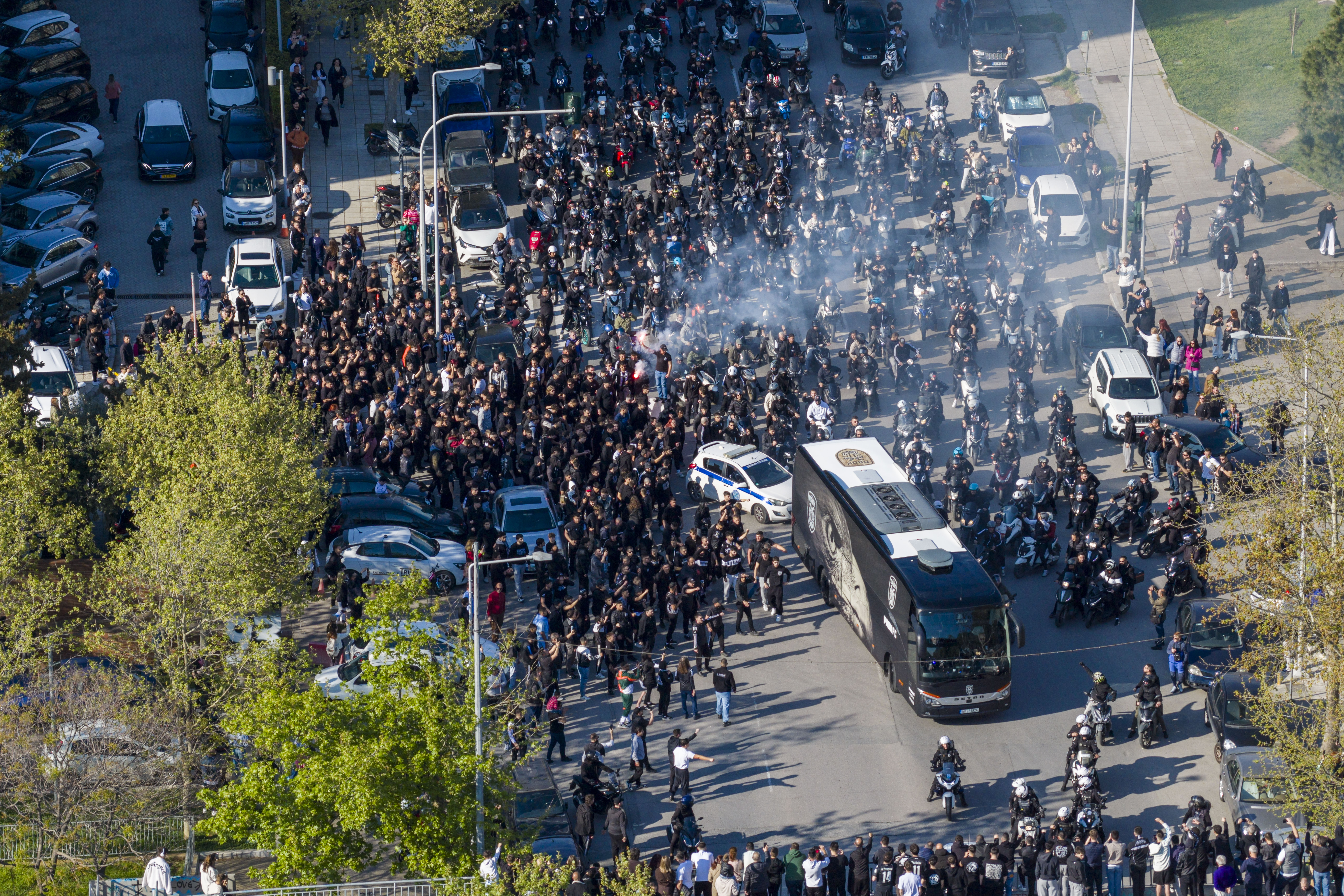 ΠΑΟΚ – Παναθηναϊκός: Χαμός στην αναχώρηση της ομάδας του «δικεφάλου» για την Τούμπα