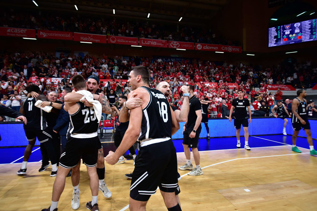 ΠΑΟΚ: Οι έντονοι πανηγυρισμοί των παικτών με τους φιλάθλους για τη θριαμβευτική πρόκριση στους τελικούς του FIBA Europe Cup