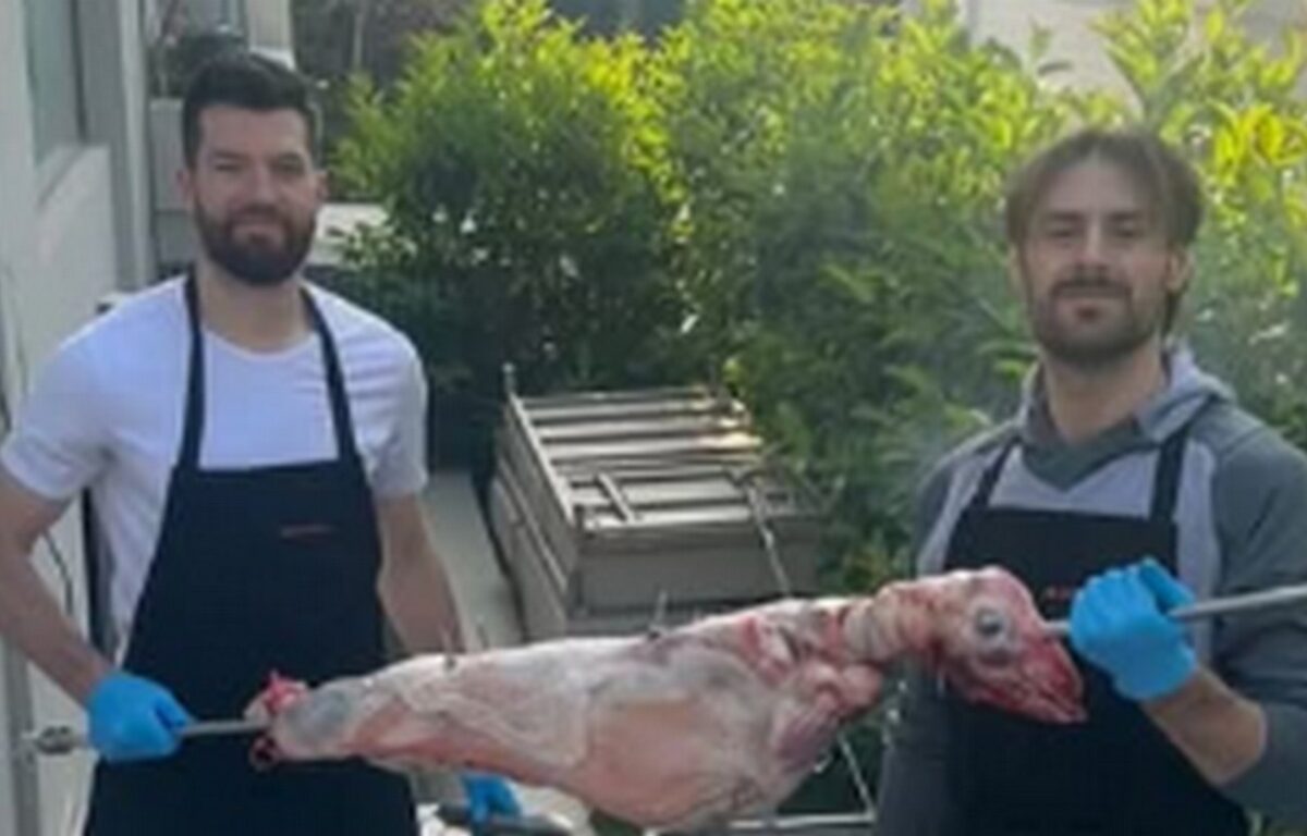 Άλεκ Πίτερς και Τζορτζ Πάπας έψησαν αρνί για το Πάσχα