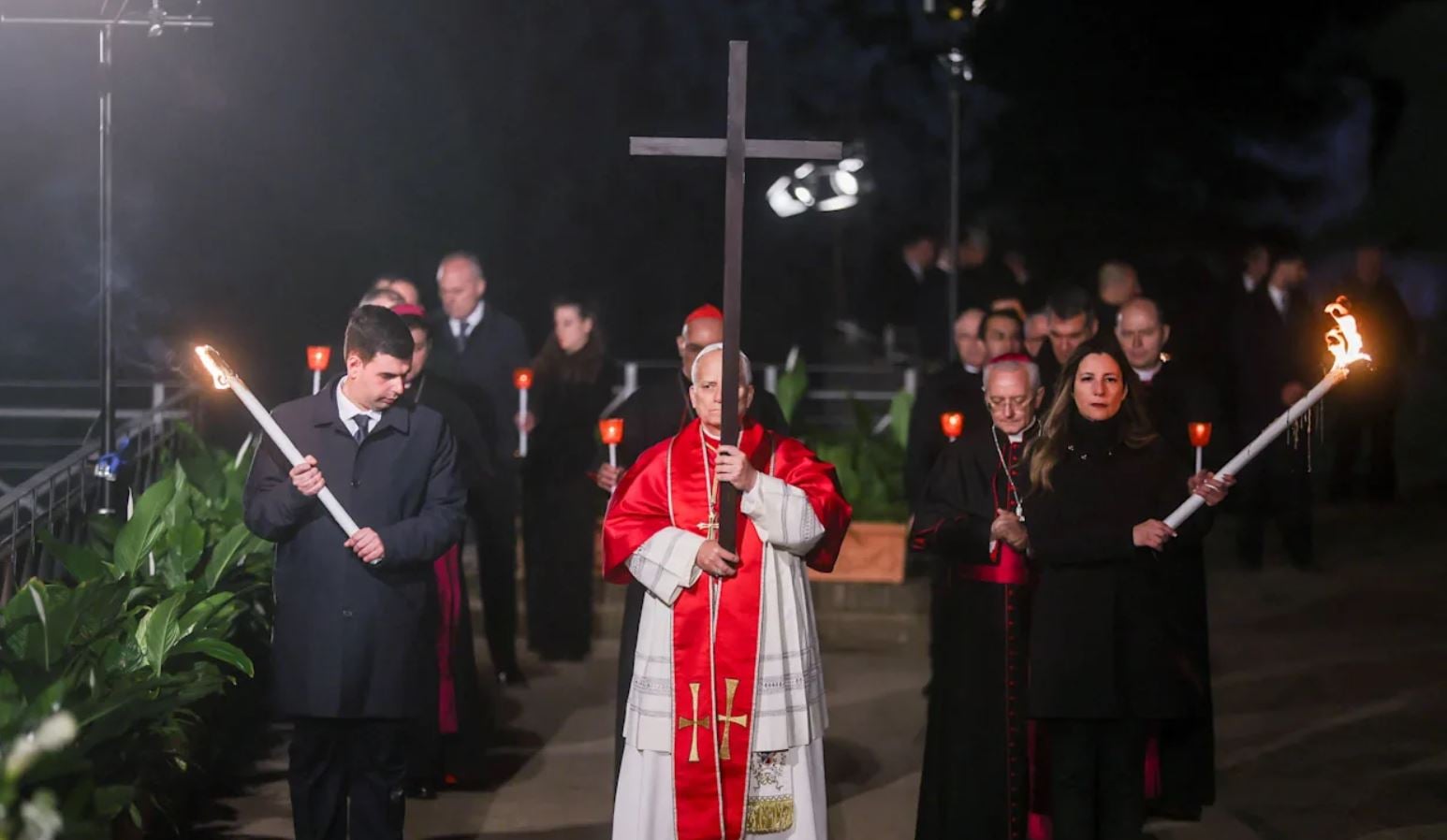 Πάπας Λέων: Ο πρώτος Πάπας εδώ και δεκαετίες που μεταφέρει τον σταυρό στη Μεγάλη Παρασκευή στο Κολοσσαίο