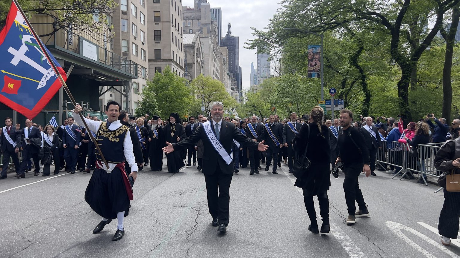 Με μεγαλοπρέπεια η παρέλαση της ελληνικής διασποράς στο κέντρο του Μανχάταν: Σημαίες, άρματα και περηφάνια – ΕΙΚΟΝΕΣ και ΒΙΝΤΕΟ