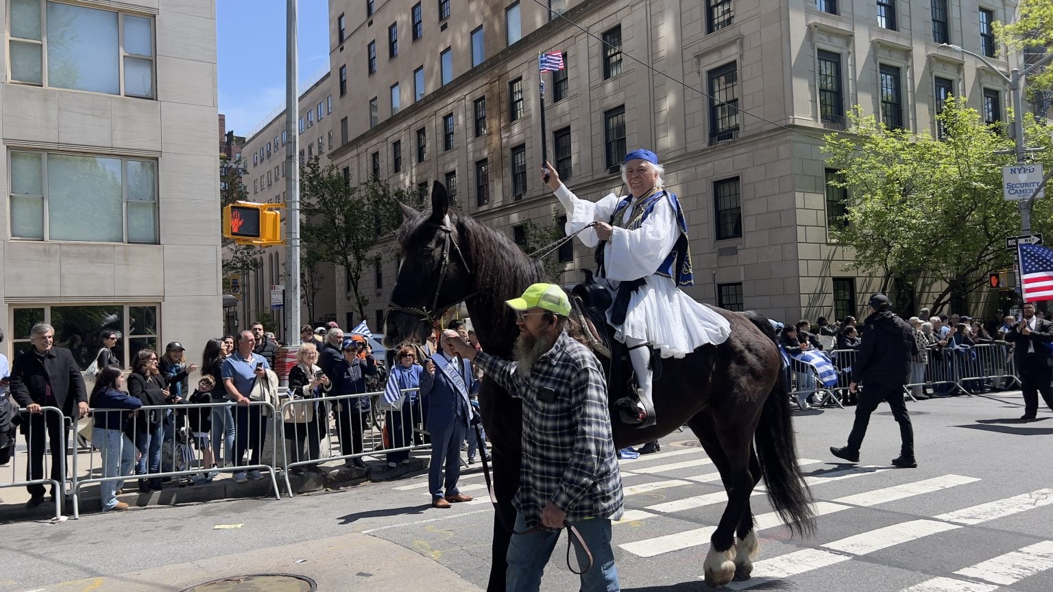 Με μεγαλοπρέπεια η παρέλαση της ελληνικής διασποράς στο κέντρο του Μανχάταν: Σημαίες, άρματα και περηφάνια – ΕΙΚΟΝΕΣ και ΒΙΝΤΕΟ