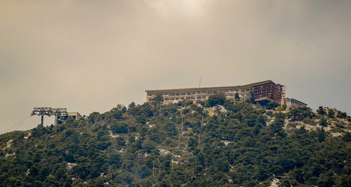 Η φωτιά στην Πάρνηθα υπό έλεγχο – Ίσως προκλήθηκε από καλώδια του ΔΕΔΔΗΕ