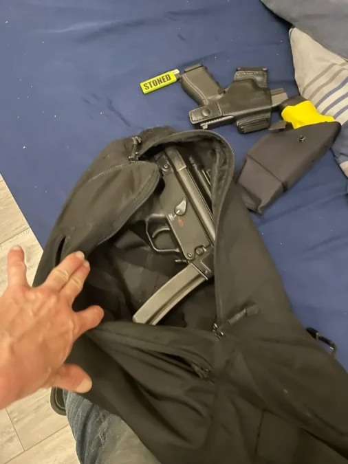 Βρετανία: Αστυνομικοί ξέχασαν σακίδιο με όπλα μπροστά στο σπίτι του δημάρχου Λονδίνου 3 Όπλα έξω από την οικία του δημάρχου του Λονδίνου