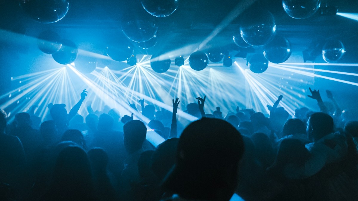 Αναστάτωση από ρεπορτάζ για πάρτι τράπερ σε μπαρ στο Κολωνάκι – Έβγαζαν λιπόθυμες κοπέλες λόγω ναρκωτικών;