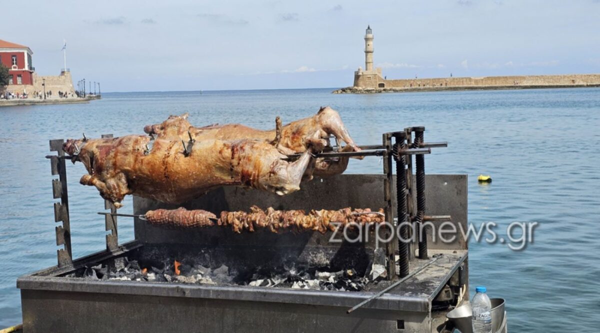 Χανιά: Ψήνουν το αρνί με θέα τον Φάρο – Ένα εντυπωσιακό πασχαλινό γλέντι στο Ενετικό Λιμάνι