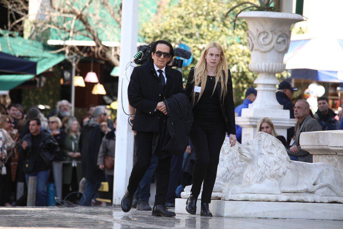 Αποχαιρετισμός στη Μαρινέλλα: Η παρουσία της Μαριάννας Λάτση στην τελετή 21 Πασχάλης στην κηδεία της Μαρινέλλας