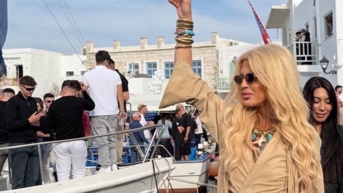 “Η Μαρίνα Πατούλη πιο λαμπερή από ποτέ στην Πάρο με φρέσκες παρέες!”