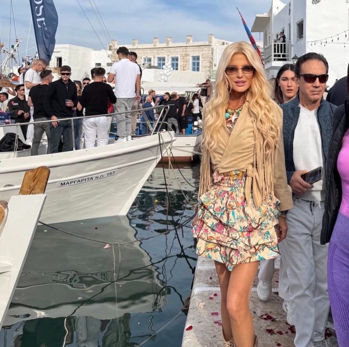 "Η Μαρίνα Πατούλη πιο λαμπερή από ποτέ στην Πάρο με φρέσκες παρέες!" 8 Μαρίνα Πατούλη Σταυράκη
