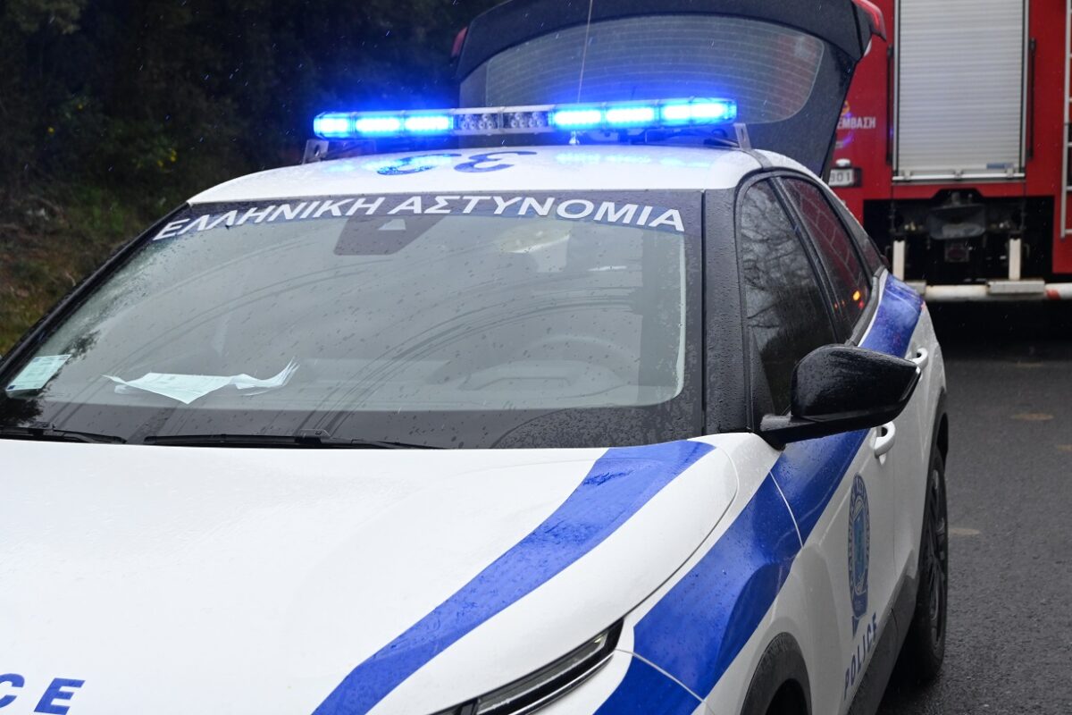 Νέος Κόσμος: Οπλισμένος άνδρας παραμένει ταμπουρωμένος – Ελευθέρωσε τη μητέρα του