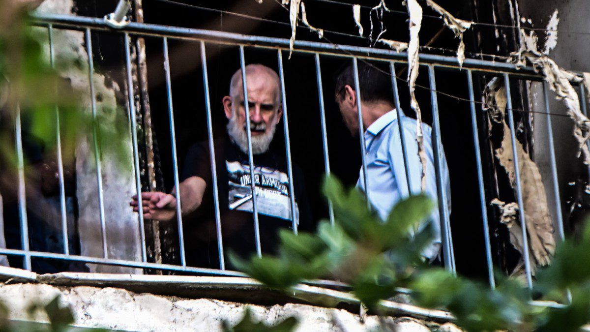 Πέτρος Φιλιππίδης: Πότε θα επιστρέψει στο καμένο διαμέρισμα – Δείτε βίντεο από την περιοχή