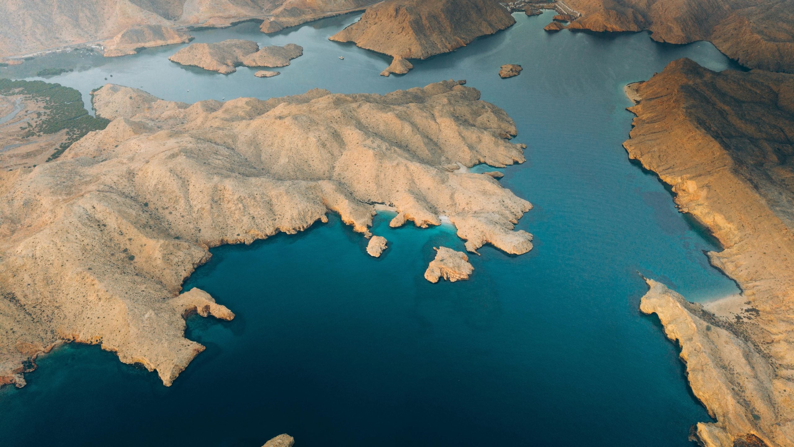 Στενά του Ορμούζ: Η επαναφορά της κυκλοφορίας ίσως διαρκέσει μήνες, προειδοποιούν ειδικοί – Οι απειλές από το σύστημα «ελεγχόμενης διέλευσης»