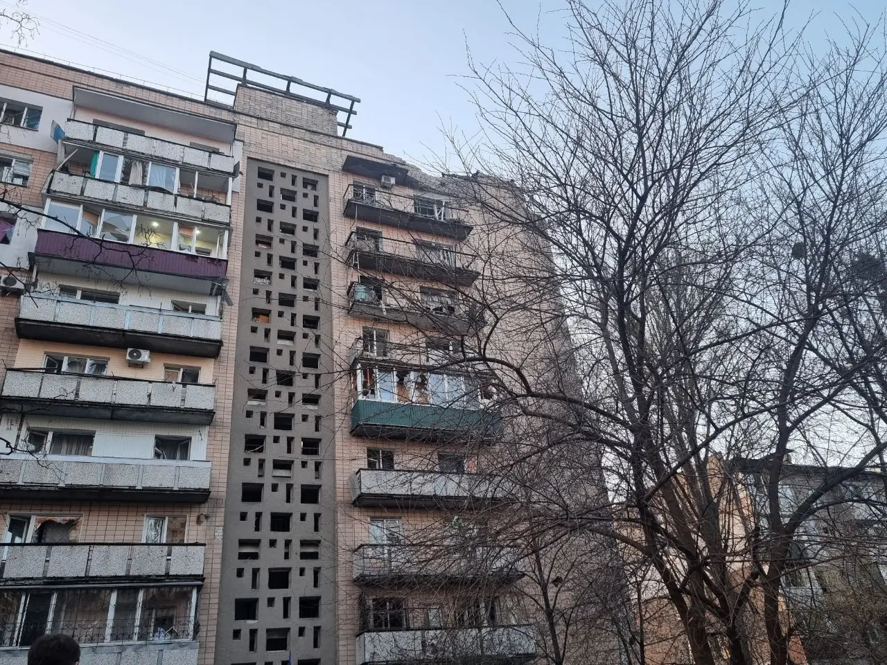 Ζημιές διακρίνονται κοντά στη στέγη πολυκατοικίας στο Τσερκάσι στις 14 Απριλίου 2026, μετά από ρωσική επίθεση που σκότωσε ένα παιδί και τραυμάτισε ακόμη 9 άτομα. (Περιφερειάρχης Τσερκάσι Ιχόρ Ταμπουρέτς/Telegram)