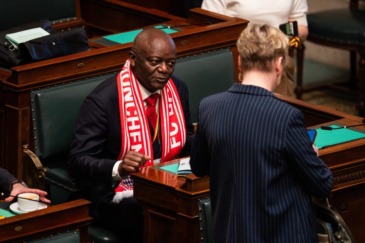 Ο πατέρας του Βενσάν Κομπανί φόρεσε κασκόλ της Μπάγερν Μονάχου στο βελγικό κοινοβούλιο