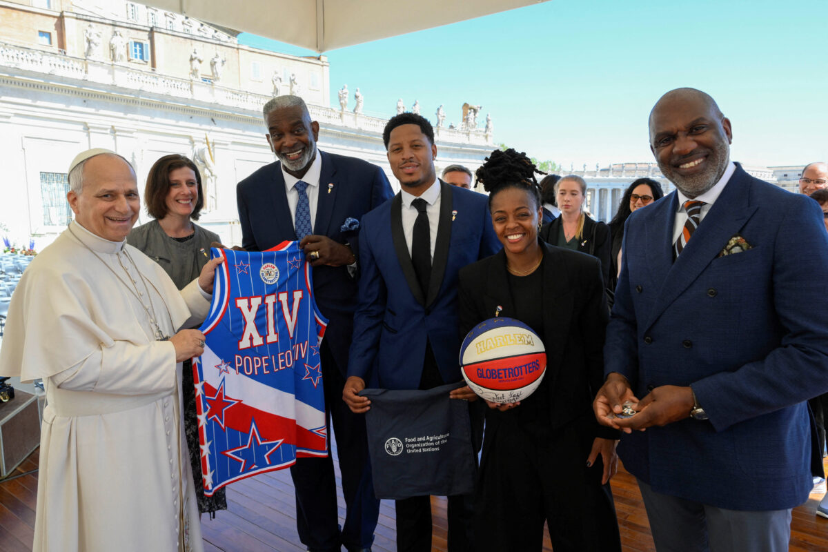 Ο Πάπας Λέων υποδέχθηκε τους Harlem Globetrotters στο Βατικανό και εξασκήθηκε σε κόλπα με την μπάλα του μπάσκετ