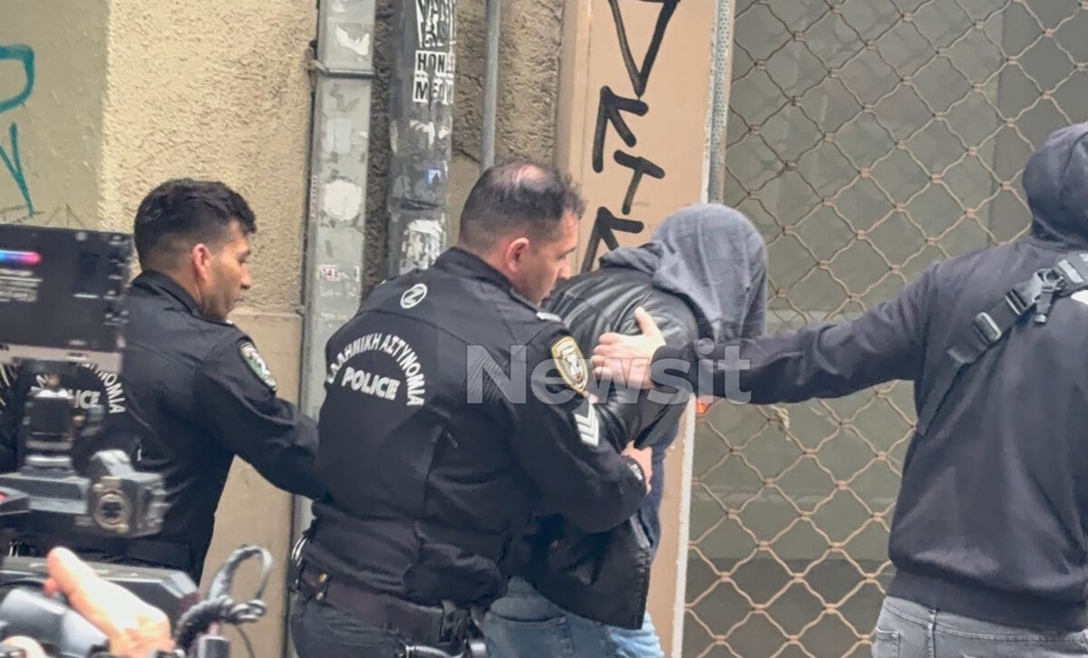 Ιταλός με αμυχές και γυναίκα νεκρή σε ακάλυπτο στο κέντρο της Αθήνας – Τα πιθανά σενάρια της αστυνομίας