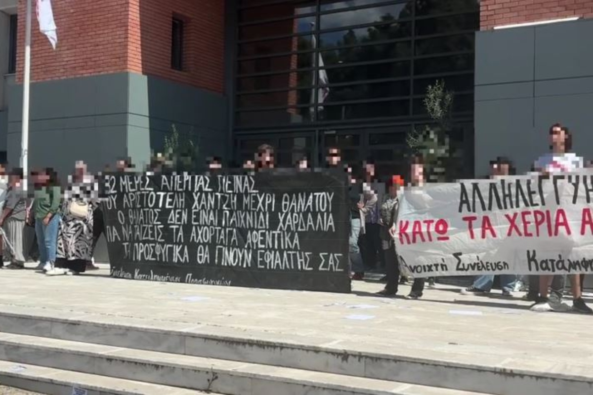 Χαϊδάρι: Ένταση, χημικά και κρότου – λάμψης έξω από τη συνεδρίαση του Περιφερειακού Συμβουλίου σε συγκέντρωση για τα Προσφυγικά