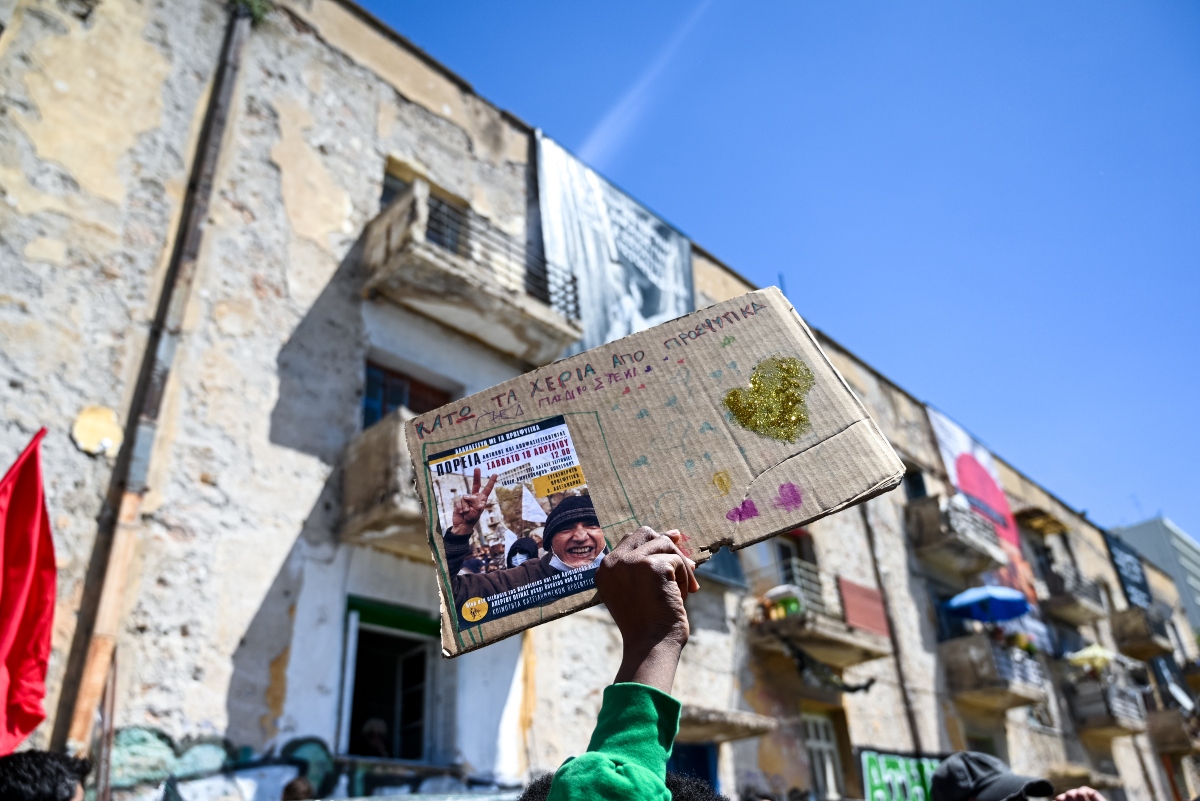 Προσφυγικά: Κατάληψη στο δημοτικό συμβούλιο της Αθήνας, με συνθήματα και πανό