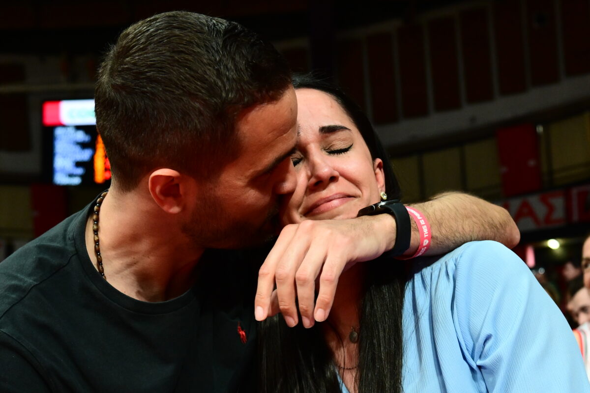 Φίλαθλος του Ολυμπιακού ζήτησε σε γάμο την αγαπημένη του στον αγώνα με τον Άρη