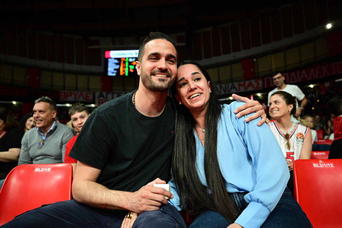 Φίλαθλος του Ολυμπιακού ζήτησε σε γάμο την αγαπημένη του στον αγώνα με τον Άρη