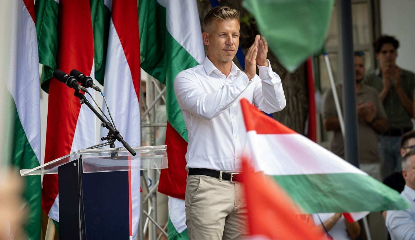 Ουγγαρία: Θριαμβευτική επικράτηση Μάγιαρ, το τέλος εποχής για τον Όρμπαν – Γνωρίστε τον 45χρονο εκλογικό νικητή