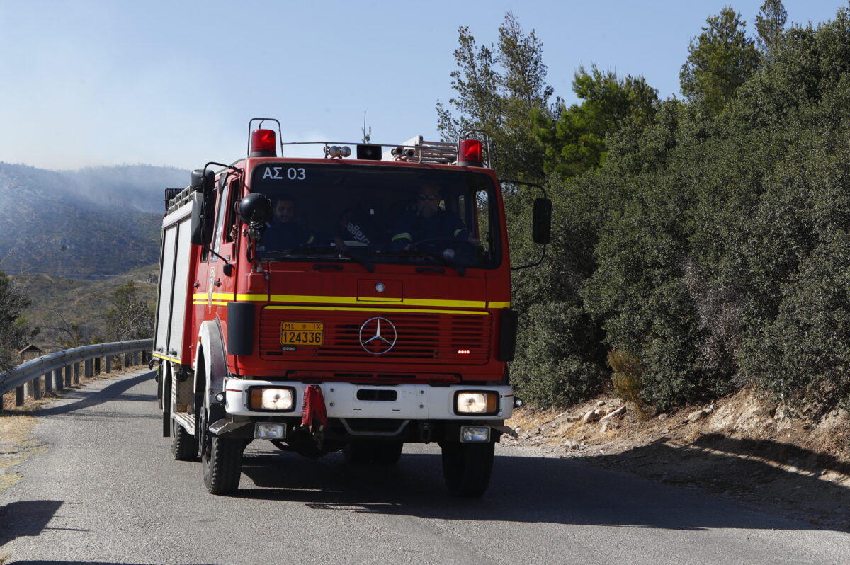 Πυρκαγιά στην Πάρνηθα: Περισσότεροι από 60 πυροσβέστες στη μάχη με τις φλόγες – Κλειστή η κυκλοφορία από το τελεφερίκ