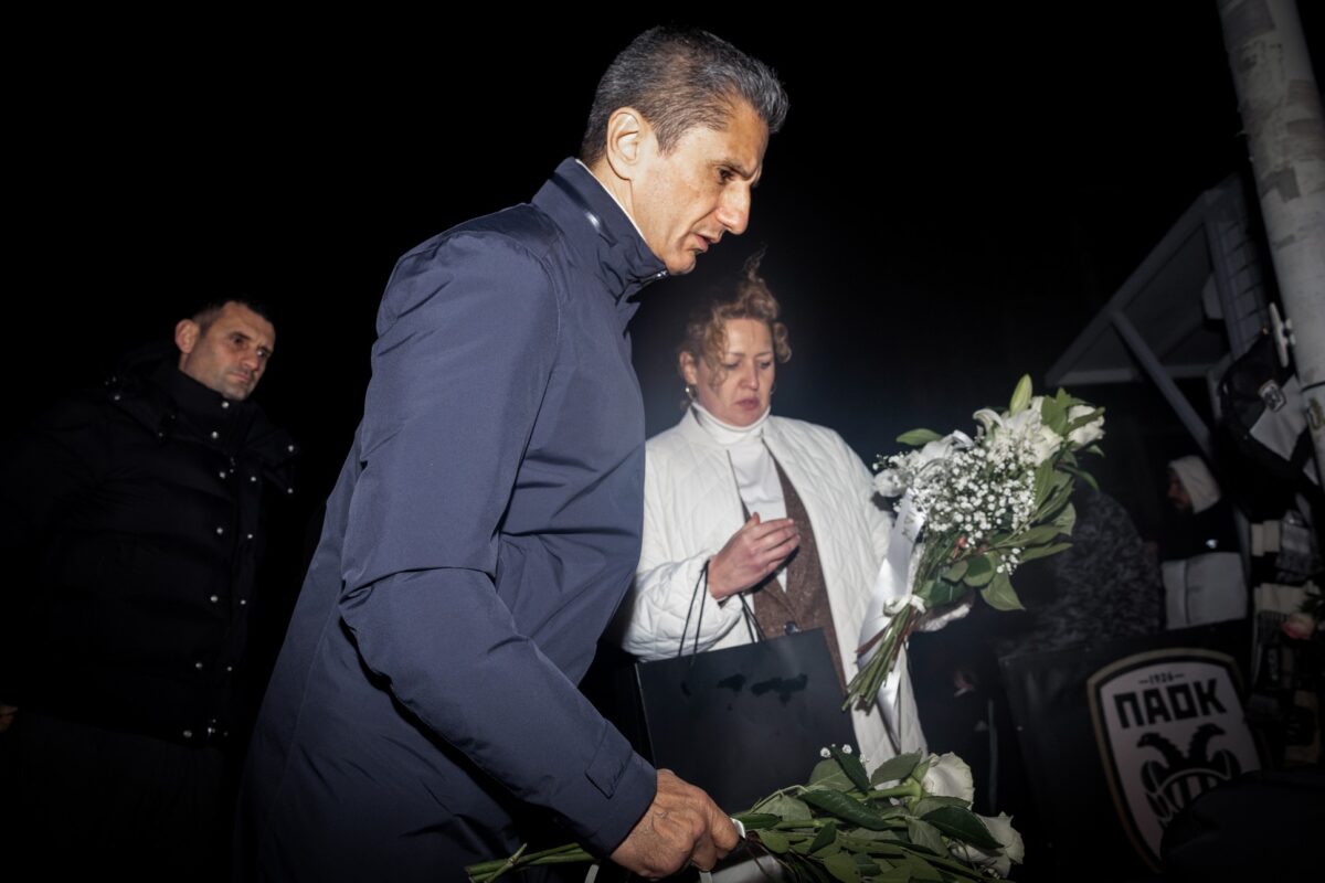 Ο Ραζβάν Λουτσέσκου συνεχίζει για δεύτερη μέρα δίπλα στη σορό του πατέρα του