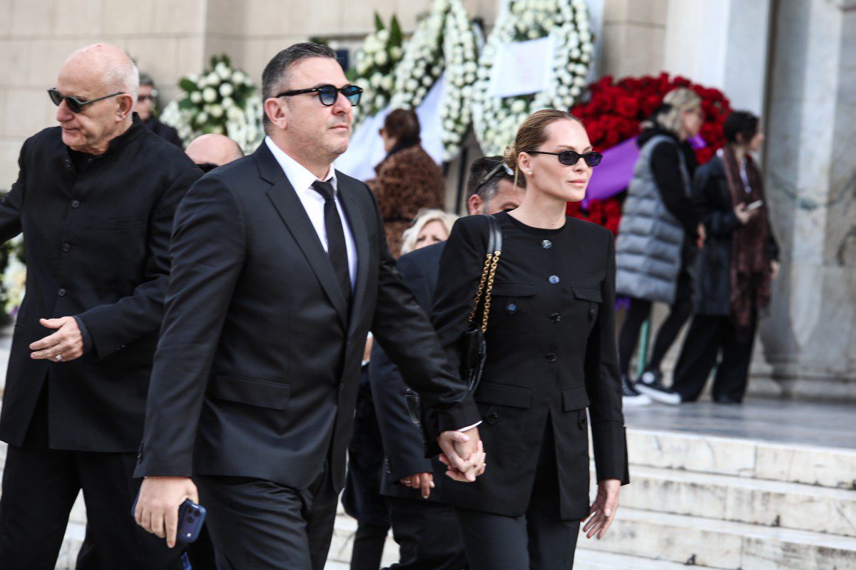 Αποχαιρετισμός στη Μαρινέλλα: Η παρουσία της Μαριάννας Λάτση στην τελετή 25 Ρέμος Μπόσνιακ στην κηδεία της Μαρινέλλας