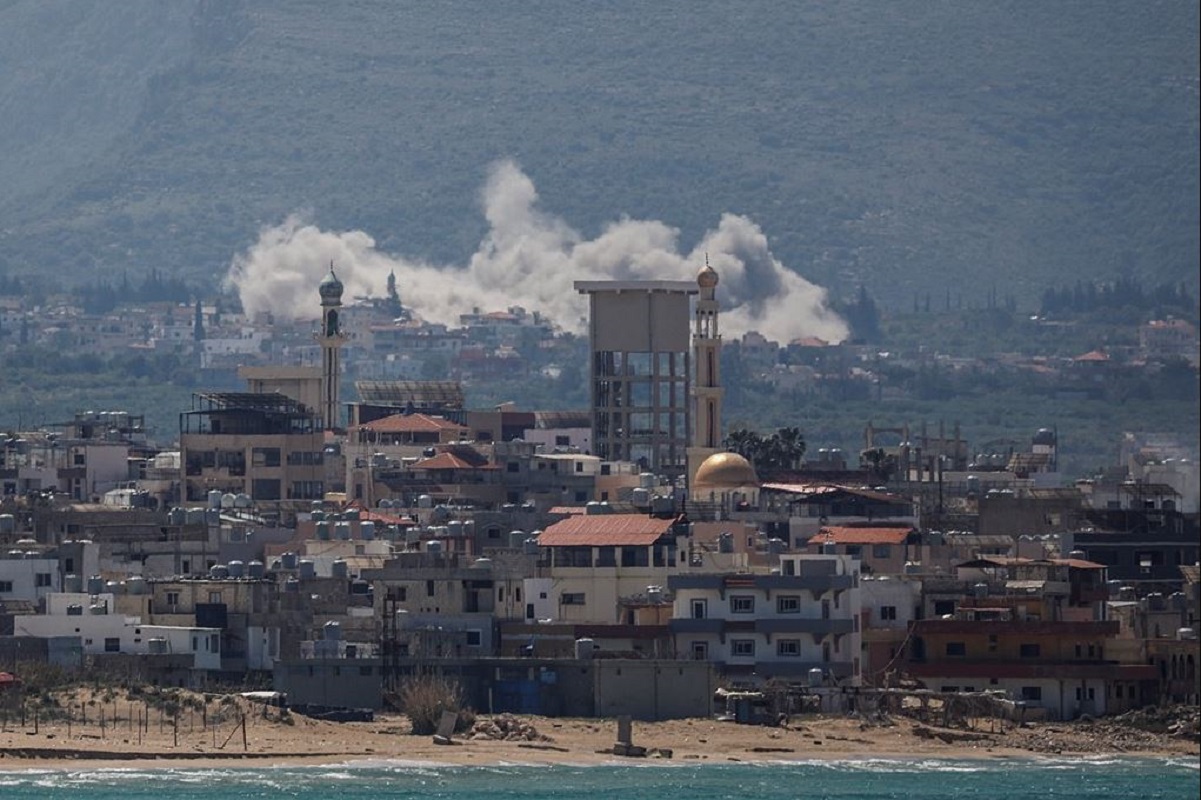 Ισραήλ–Λίβανος: Ιστορικές απευθείας συνομιλίες στην Ουάσινγκτον μετά από δεκαετίες 2 Καπνός υψώνεται από την περιοχή Κλαϊλέχ στον νότιο Λίβανο, όπως καταγράφηκε από την Τύρο, έπειτα από ισραηλινό πλήγμα την ημέρα έναρξης των συνομιλιών Ισραήλ–Λιβάνου (Reuters)