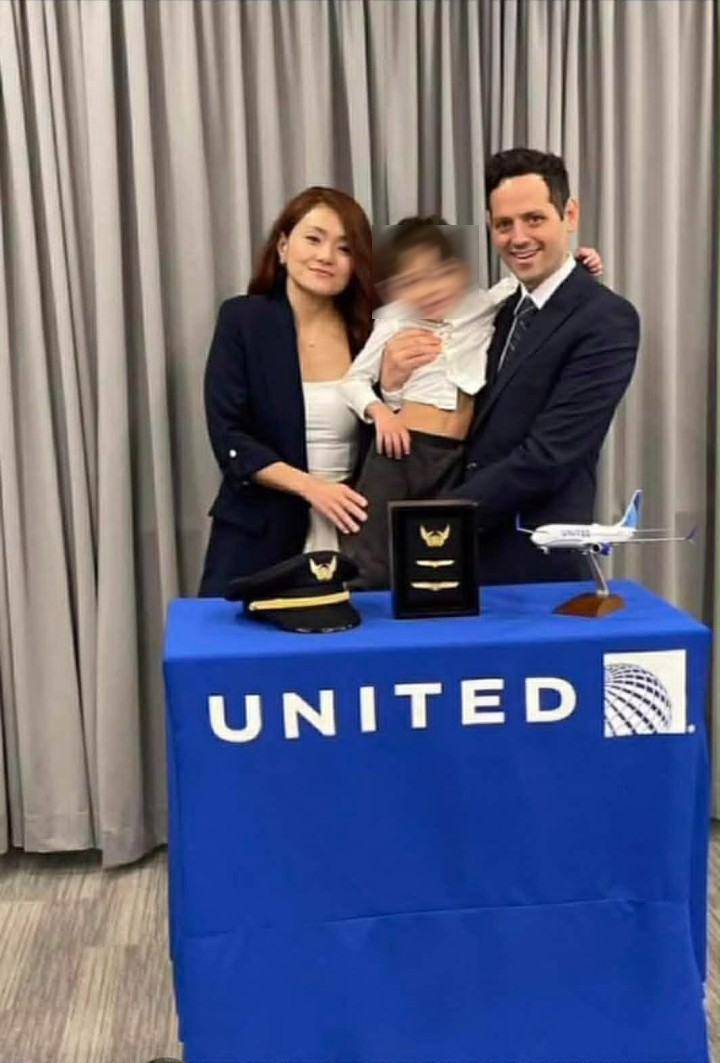 Ο Ροδίτης πιλότος Βασίλης Βασιλαράς με τη σύζυγό του και τον γιο του