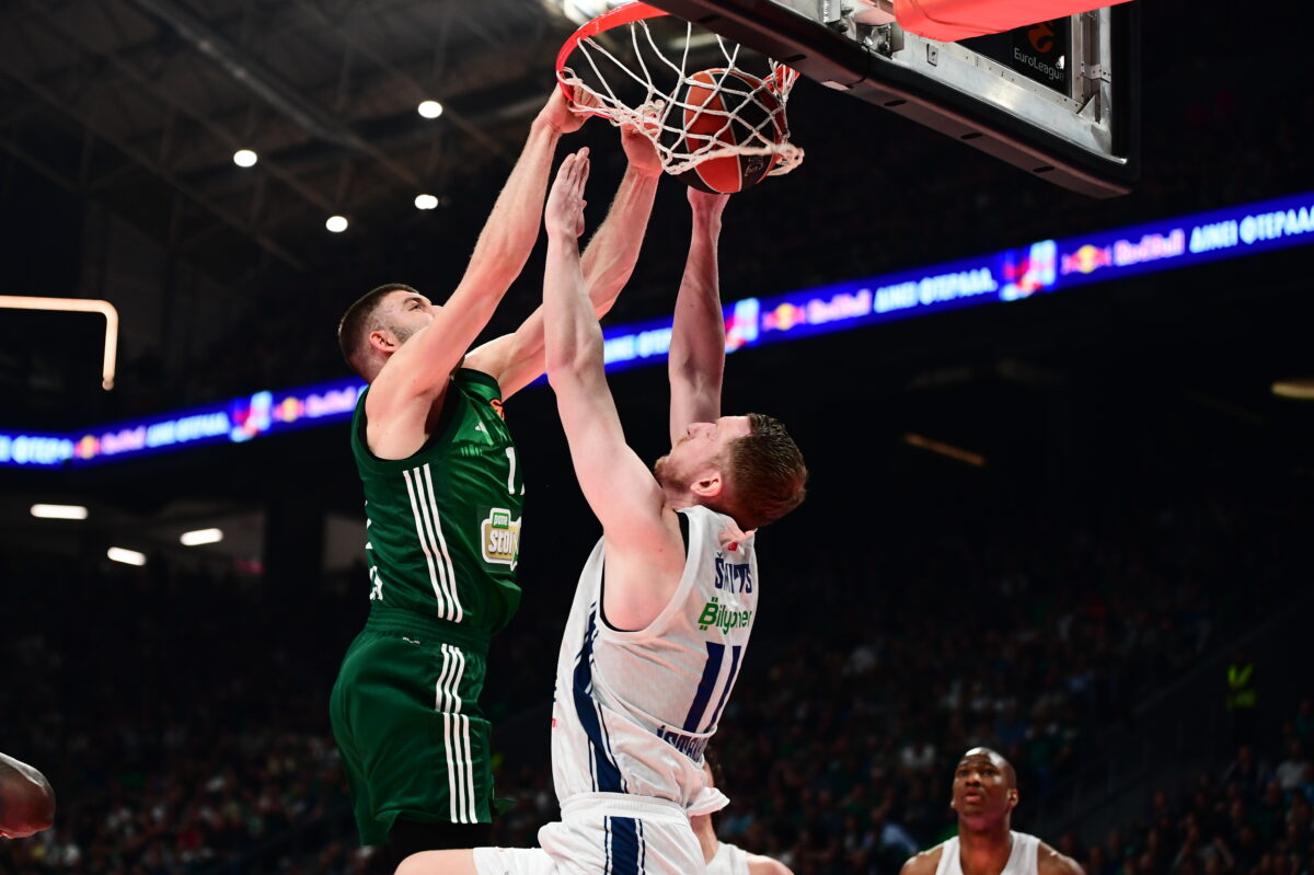 Ο Νίκος Ρογκαβόπουλος κατέστρεψε τον Σμιτς και ανέβηκε στην κορυφή του Top 10 της Euroleague