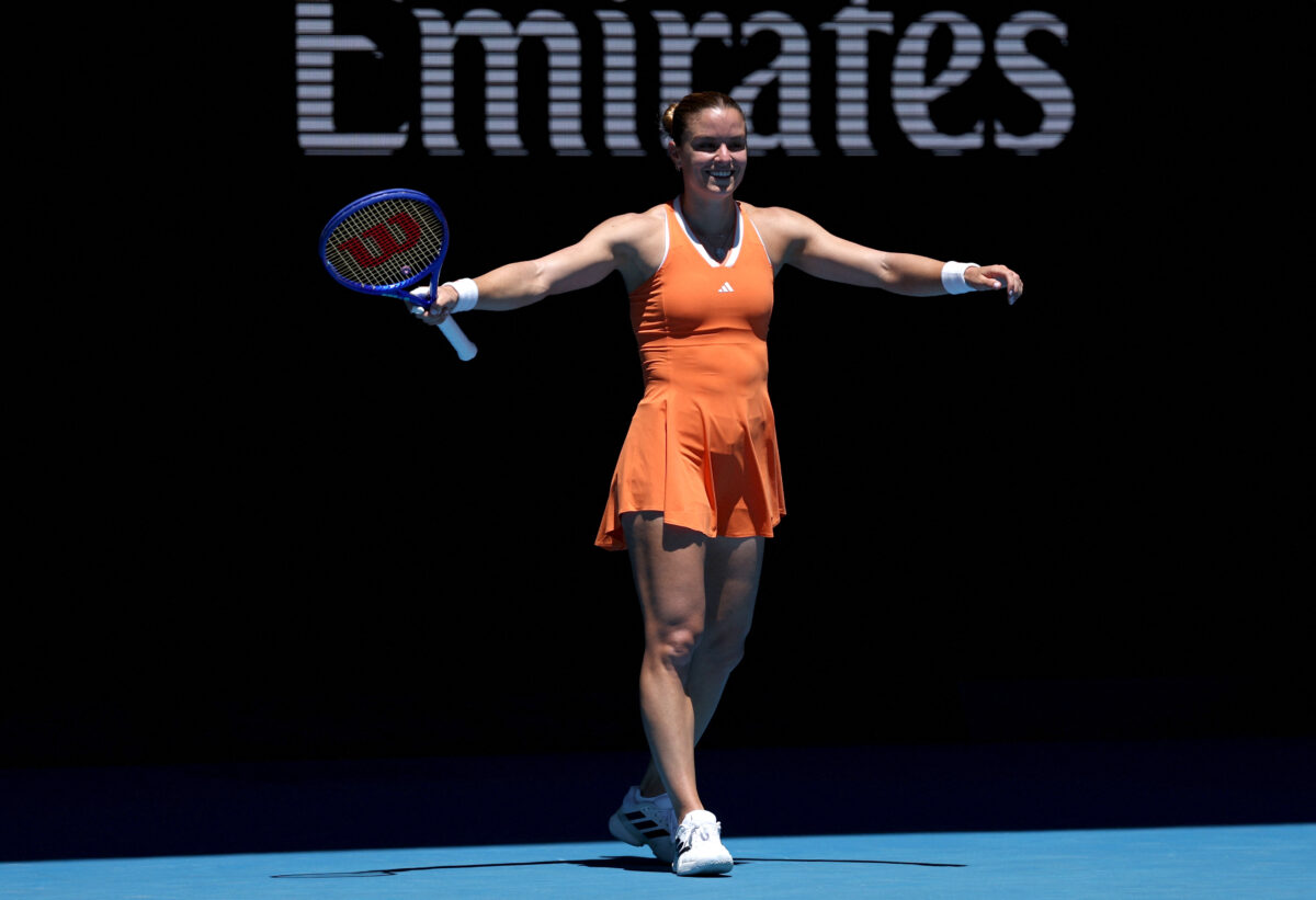 Μαρία Σάκκαρη και Δέσποινα Παπαμιχαήλ προθερμαίνονται παίζοντας padel με τα πόδια