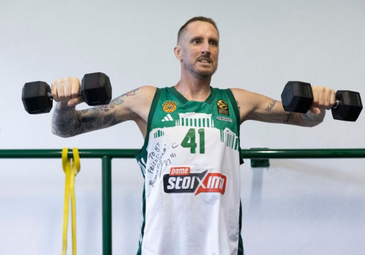 Ο πολεμιστής Ακίλε Πολονάρα εμφανίστηκε στο παρκέ με φανέλα υπογεγραμμένη από τον Χουάντσο Ερνανγκόμεθ