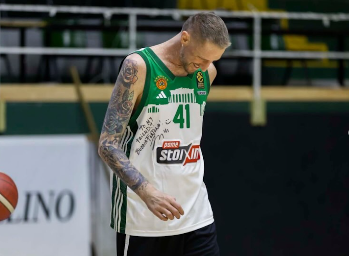 Ο πολεμιστής Ακίλε Πολονάρα εμφανίστηκε στο παρκέ με φανέλα υπογεγραμμένη από τον Χουάντσο Ερνανγκόμεθ