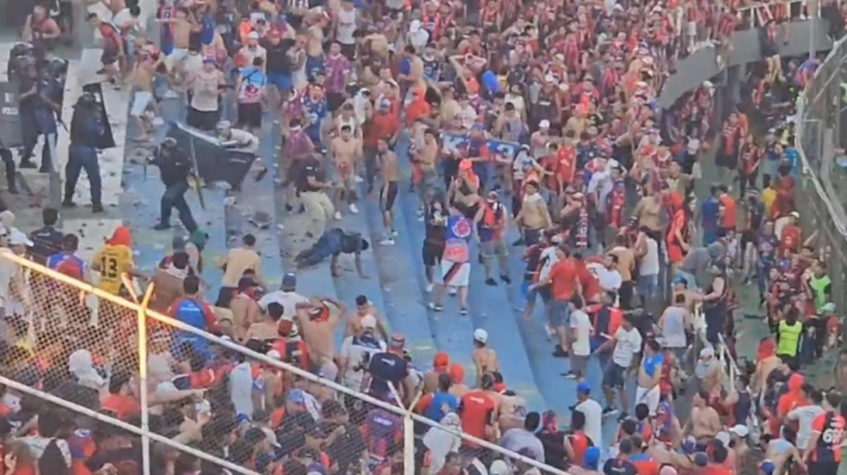 Απίστευτη σύγκρουση στην Παραγουάη: Οπαδοί άρπαξαν την ασπίδα αστυνομικού