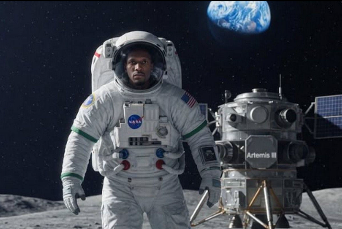 Ο Χέιζ-Ντέιβις φόρεσε στολή αστροναύτη και απάντησε στους επικριτές των ταξιδιών του