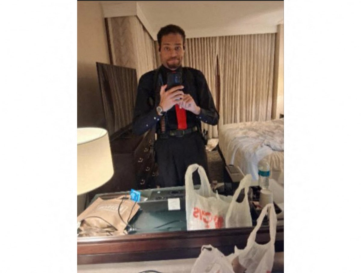 ΗΠΑ: Ο Κόουλ Άλεν σε selfie βαριά οπλισμένος, με κοστούμι, πριν την επίθεση στο δείπνο του Λευκού Οίκου