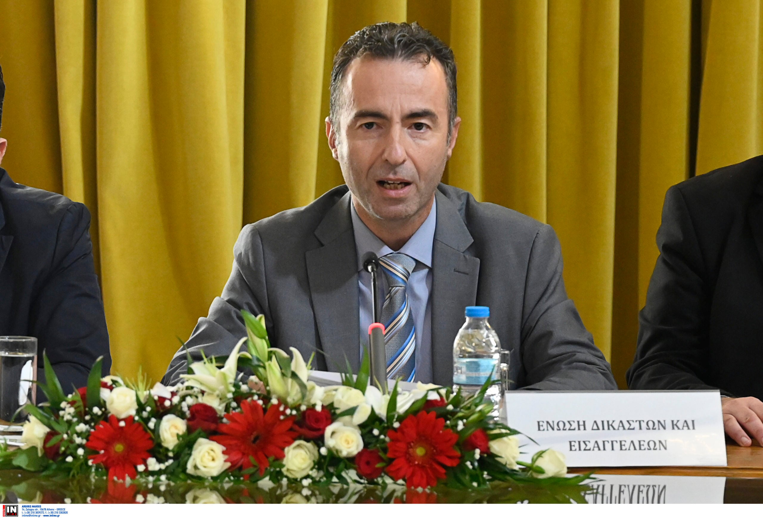 Ένωση Δικαστών και Εισαγγελέων: «Ξέσπασμα Κωνσταντόπουλου – Η “Αγία Οικογένεια” συνηθίζει τις χυδαίες κατηγορίες σε όποιον δεν αποδέχεται το αφήγημά της»