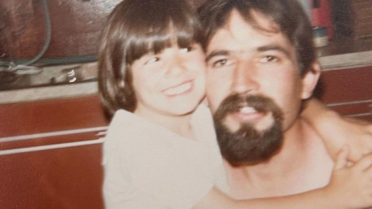 Η Φαίη Σκορδά με τον μπαμπά της σε παιδική ηλικία
