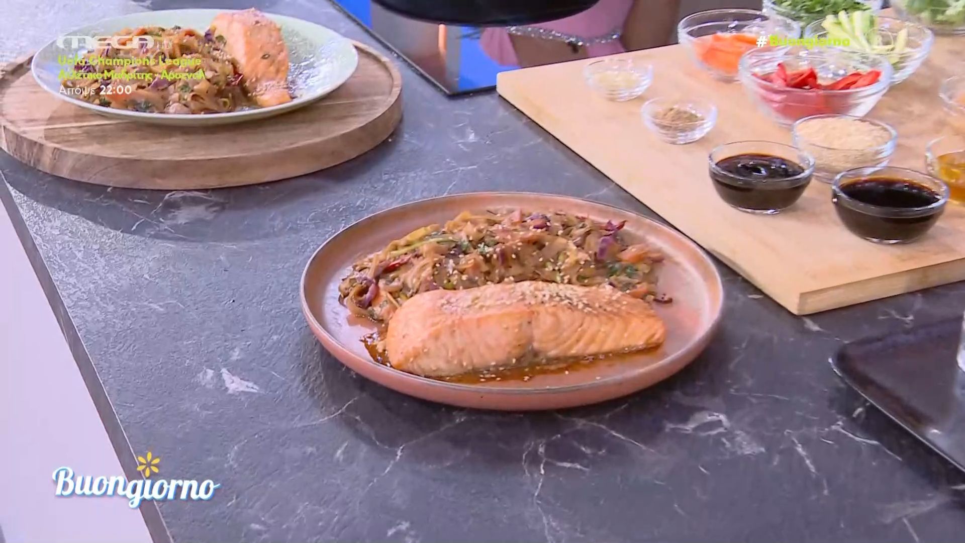 Σολομός με λαχανικά και noodles ρυζιού από τον Δημήτρη Σκαρμούτσο