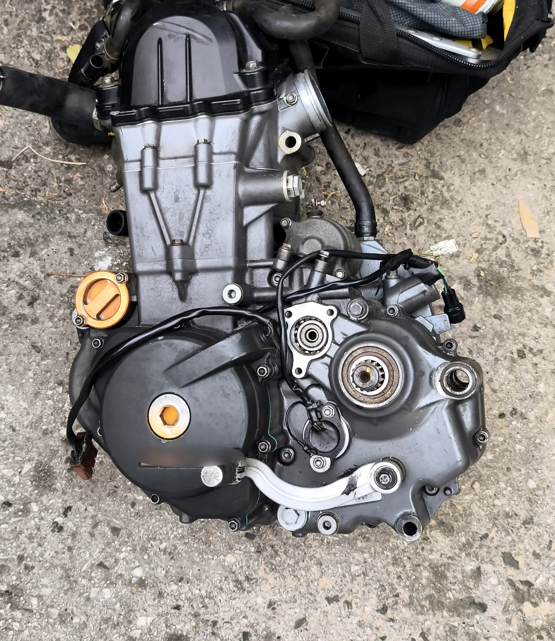 Έκλεβαν μηχανές με βαν, τις έκρυβαν σε αποθήκη στον Πειραιά και τις πουλούσαν για ανταλλακτικά