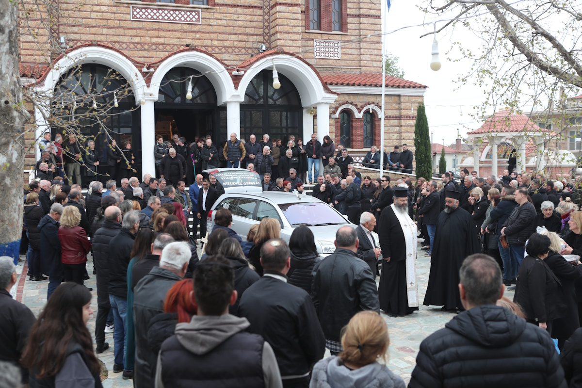 Στέφανος Μπορμπόκης: Το ζεϊμπέκικο του Νότη Σφακιανάκη που παίχτηκε με μπουζούκι στην κηδεία του παλαίμαχου ποδοσφαιριστή
