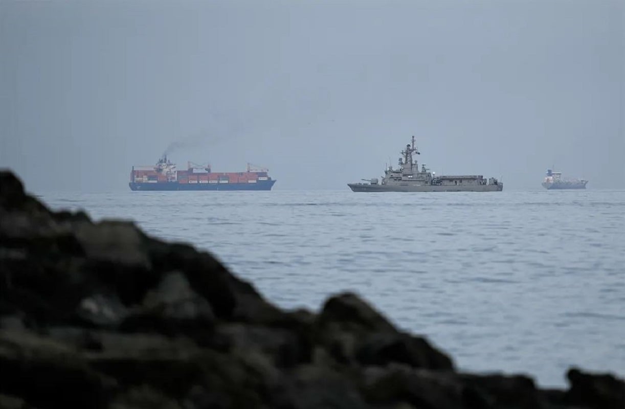 Στενά του Ορμούζ: Σασπένς με αντιφατικές αναφορές για αμερικανικό πολεμικό – «Αποχώρησε μετά από προειδοποίηση» δηλώνει το Ιράν, αρνούνται οι ΗΠΑ