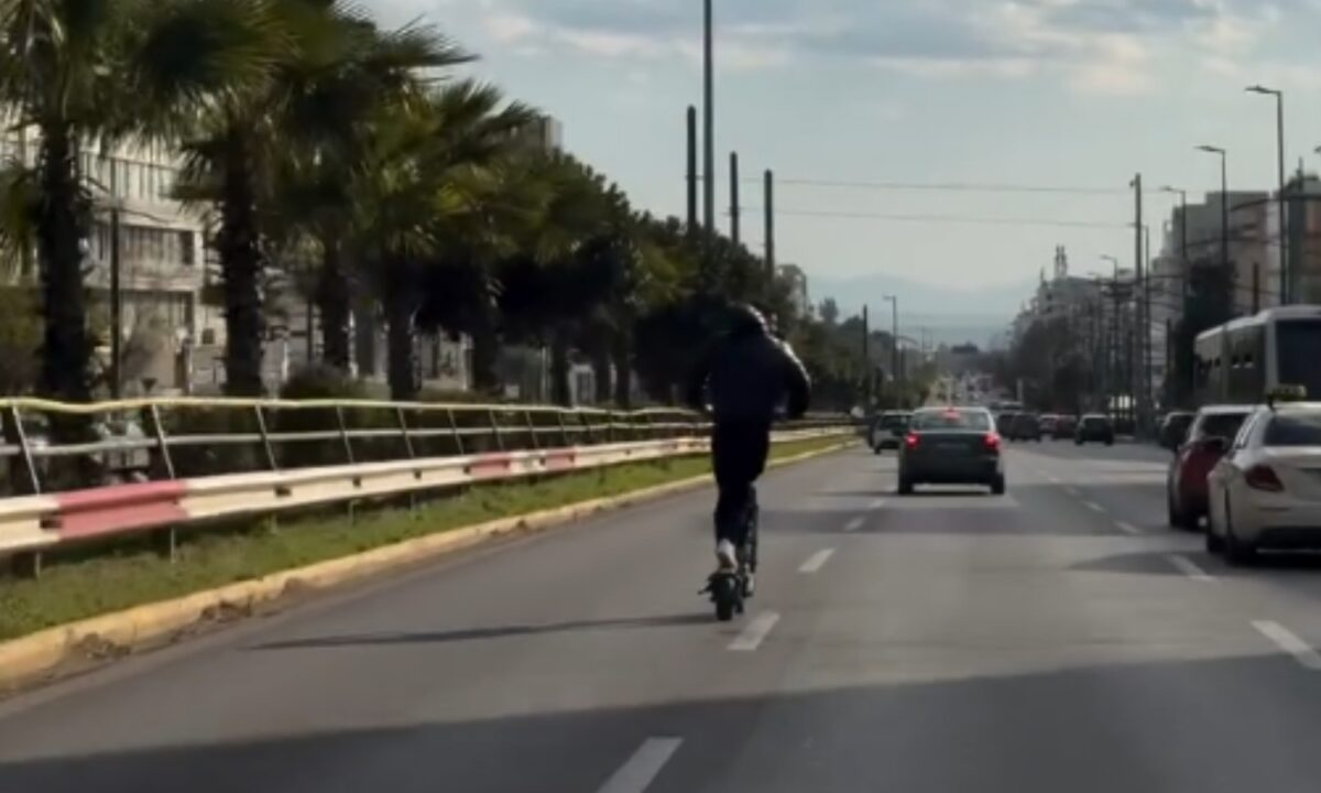 Συγγρού: Ηλεκτρικό πατίνι στην αριστερή λωρίδα, παρακολουθήστε το βίντεο